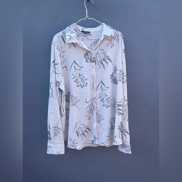 Floral Print Button-Up Blouse - Picture 7 of 9